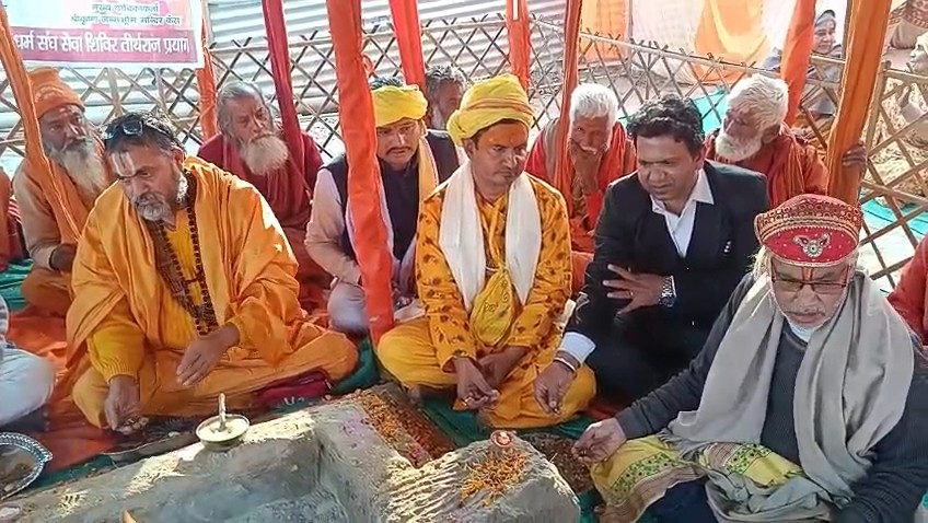 प्रयागराज माघ मेले में श्री कृष्ण जन्मभूमि की मुक्ति के लिए नारायण महायज्ञ और संकल्प सभा का दृश्य