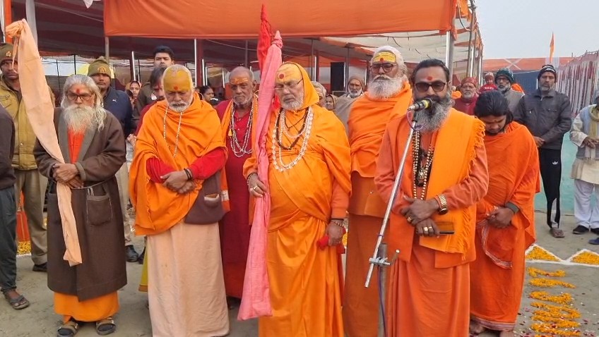 माघ मेले के शिविरों में फहराया गया तिरंगा, दंडी स्वामियों ने मनाया गणतंत्र दिवस