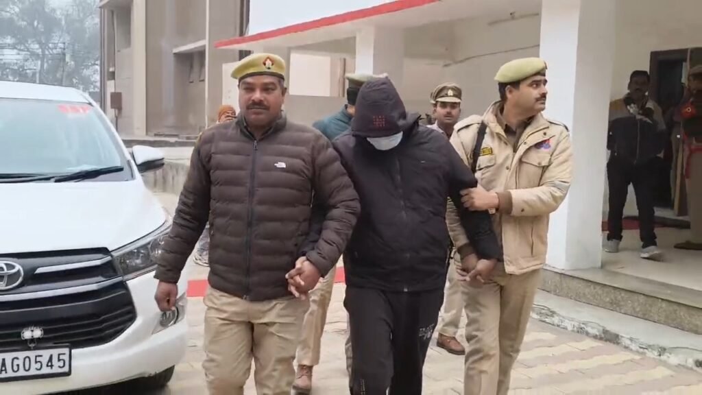 मथुरा में ऑनलाइन सट्टेबाजी के कर्ज के कारण फूफा की हत्या करने वाले भतीजे की गिरफ्तारी और बरामद सोना-चांदी।