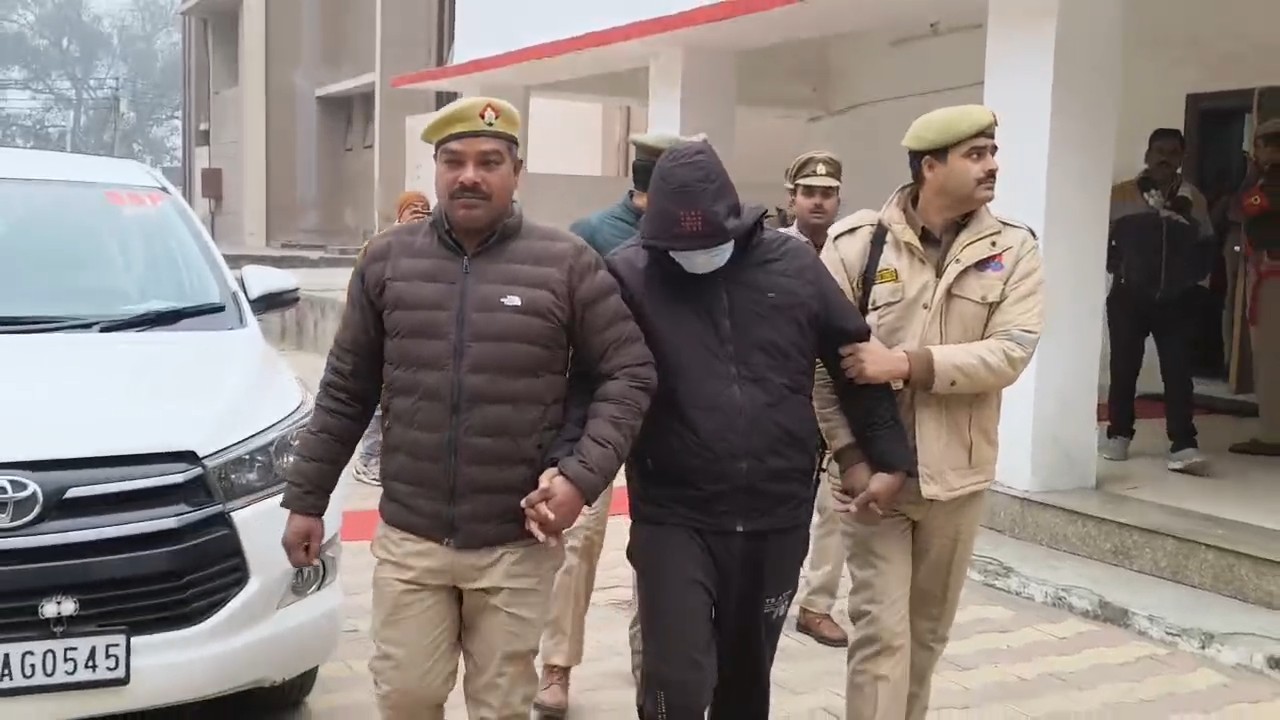 मथुरा में ऑनलाइन सट्टेबाजी के कर्ज के कारण फूफा की हत्या करने वाले भतीजे की गिरफ्तारी और बरामद सोना-चांदी।