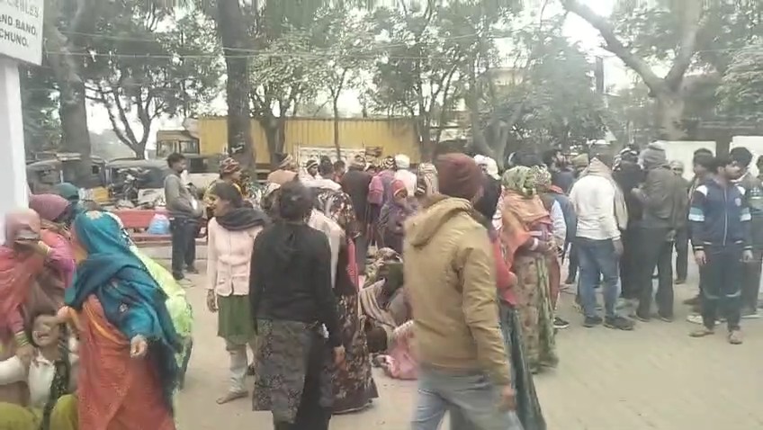 मथुरा में लापता रणवीर सिंह की हत्या के आरोपी सोनू द्वारा शव यमुना नदी में फेंकने के बाद नदी में तलाश करती पुलिस और गोताखोर।