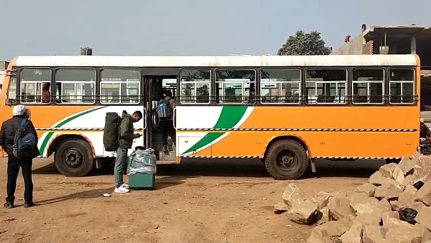 मथुरा में अवैध डग्गेमार बसों के खिलाफ प्रदर्शन करते हुए रोडवेज कर्मचारी संघ के सदस्य और अध्यक्ष श्यामवीर सिंह।