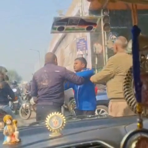 मथुरा-वृंदावन में छटीकरा पुल के पास बीच सड़क पर ट्रैफिक पुलिसकर्मी और टेम्पो चालक के बीच हुई मारपीट का वायरल वीडियो।
