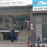 गाजियाबाद के मोदीनगर में पुलिस थाने के पास जूते के शोरूम में हुई चोरी की जांच करती पुलिस टीम