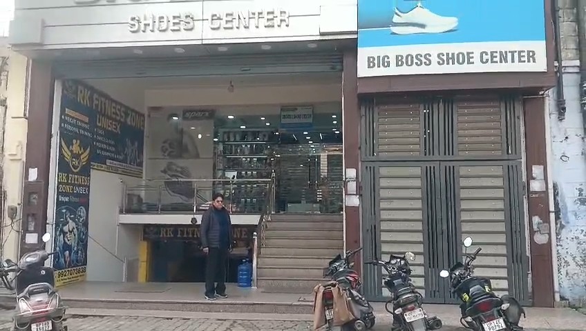 गाजियाबाद के मोदीनगर में पुलिस थाने के पास जूते के शोरूम में हुई चोरी की जांच करती पुलिस टीम