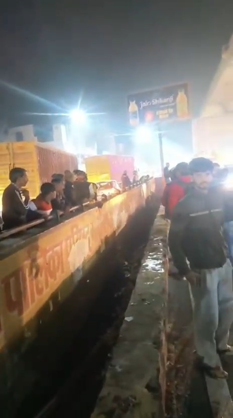 गाजियाबाद के मोदीनगर में पुल की खतरनाक बनावट के कारण स्कूटी सवार भाई-बहन गंदे नाले में गिरे, स्थानीय लोगों ने किया रेस्क्यू.