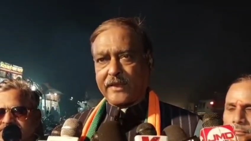 गाजीपुर में बीजेपी कार्यकर्ता प्रदेश अध्यक्ष पंकज चौधरी को चांदी का मुकुट पहनाकर स्वागत कर रहे हैं।