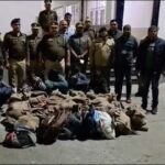 प्रयागराज जंक्शन पर आरपीएफ और जीआरपी द्वारा जब्त किए गए 600 अवैध कछुए और गिरफ्तार किए गए पांच तस्करों की तस्वीर।