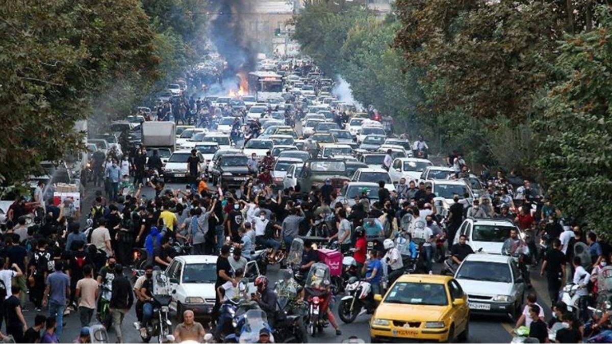 ईरान में महंगाई और बेरोजगारी के विरोध में सड़कों पर आगजनी करते और सुरक्षाबलों से भिड़ते प्रदर्शनकारी।