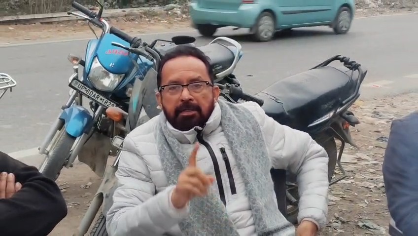 बलिया के पूर्व विधायक राम इकबाल सिंह मंगल पांडे को क्रिमिनल बताते हुए विवादित बयान दे रहे हैं।