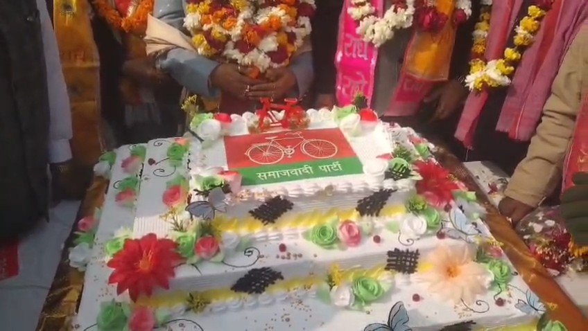 मथुरा में सपा महानगर अध्यक्ष ऋतु गोयल तलवार से केक काटते हुए, होली गेट पर ट्रैफिक जाम