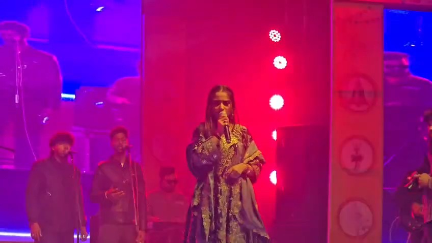 एटा महोत्सव में स्टेज पर हरियाणवी सिंगर रुचीका जांगिड़ की लाइव परफॉर्मेंस, मंच के सामने नाचते हुए दर्शक.