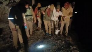 सोनभद्र पुलिस मुठभेड़ में घायल हुए महिला भेषधारी हाईवे लुटेरे अपराधी की तस्वीर, जिसके पैर में गोली लगी है।