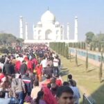 ताजमहल में शाहजहां के 371वें उर्स के दौरान खुली तहखाने में स्थित असली कब्रें और सतरंगी चादरपोशी का दृश्य।