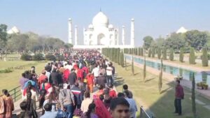 ताजमहल में शाहजहां के 371वें उर्स के दौरान खुली तहखाने में स्थित असली कब्रें और सतरंगी चादरपोशी का दृश्य।