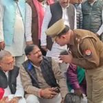गाजीपुर टोल प्लाजा पर धरने पर बैठे सपा सांसद सनातन पांडेय का पैर छूते नगरा थाने के एसओ संजय मिश्रा, वायरल वीडियो