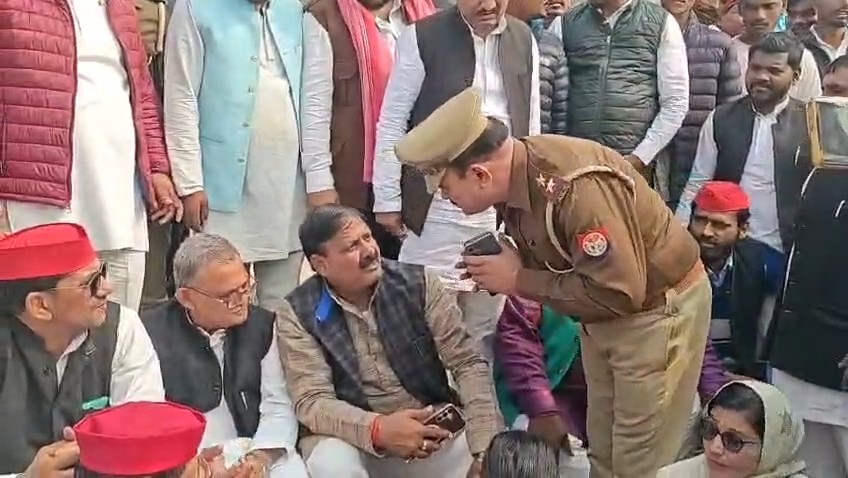 गाजीपुर टोल प्लाजा पर धरने पर बैठे सपा सांसद सनातन पांडेय का पैर छूते नगरा थाने के एसओ संजय मिश्रा, वायरल वीडियो