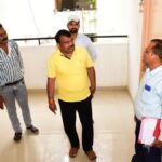 वाराणसी में प्रधानमंत्री आवास योजना के नाम पर ठगी करने वाले फर्जी कर्मचारी की गिरफ्तारी की खबर।