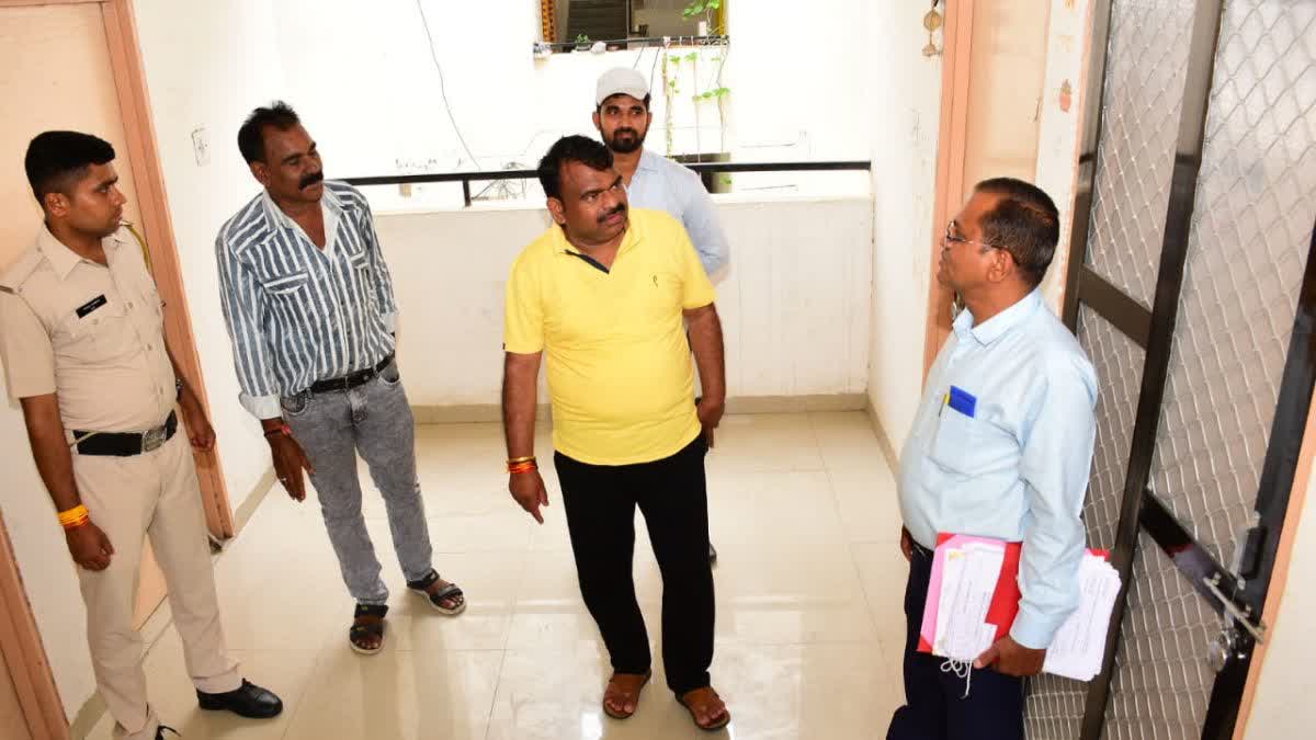 वाराणसी में प्रधानमंत्री आवास योजना के नाम पर ठगी करने वाले फर्जी कर्मचारी की गिरफ्तारी की खबर।