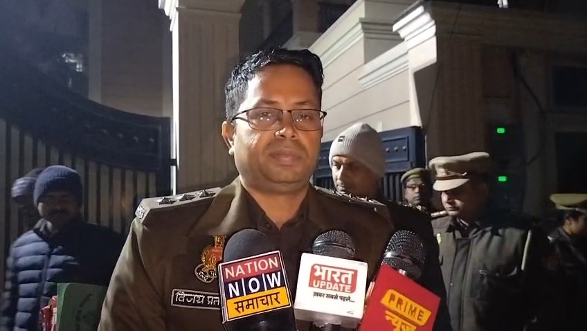 वाराणसी कफ सिरप मामले में आरोपी प्रशांत उपाध्याय के घर छापेमारी करती पुलिस और जब्त किए गए कागजात।