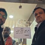 वाराणसी में आभूषण की दुकान के बाहर बुर्का, हेलमेट और मास्क पहनकर आने पर प्रतिबंध संबंधी पोस्टर