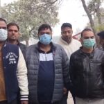 वाराणसी पुलिस द्वारा कोडीन कफ सिरप रैकेट के गिरफ्तार तीन आरोपी (50 हजार के इनामी सहित) और DCP क्राइम टी. सरवनन.