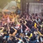 वृंदावन में बसंत पंचमी पर होली महोत्सव की शुरुआत, बांके बिहारी मंदिर में गुलाल उड़ाते श्रद्धालु और भक्त।