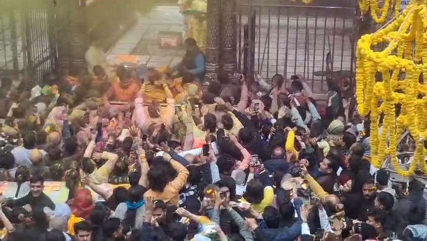 वृंदावन में बसंत पंचमी पर होली महोत्सव की शुरुआत, बांके बिहारी मंदिर में गुलाल उड़ाते श्रद्धालु और भक्त।