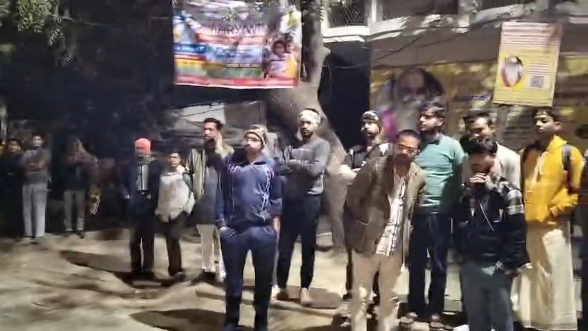 वृंदावन में खाने के बिल पर हुए विवाद के बाद श्रद्धालुओं की गाड़ियों में तोड़फोड़ और घायल लोग।