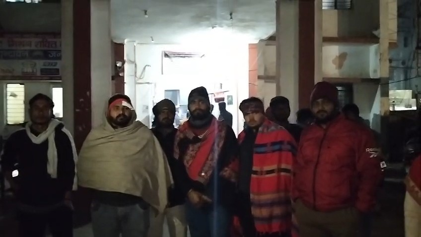 वृंदावन के गेस्ट हाउस में दबंगों द्वारा लाठी-डंडों से पीटे जा रहे युवकों की घटना का दृश्य।