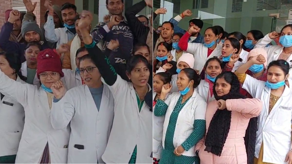 सोनभद्र मेडिकल कॉलेज के आउटसोर्स कर्मचारी वेतन न मिलने के विरोध में हड़ताल कर रहे हैं और विरोध प्रदर्शन कर रहे हैं।