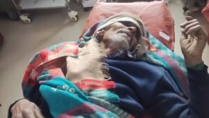 एटा में फसल के पैसे को लेकर पिता पर फावड़े से हमला करने वाला आरोपी बेटा और घटनास्थल