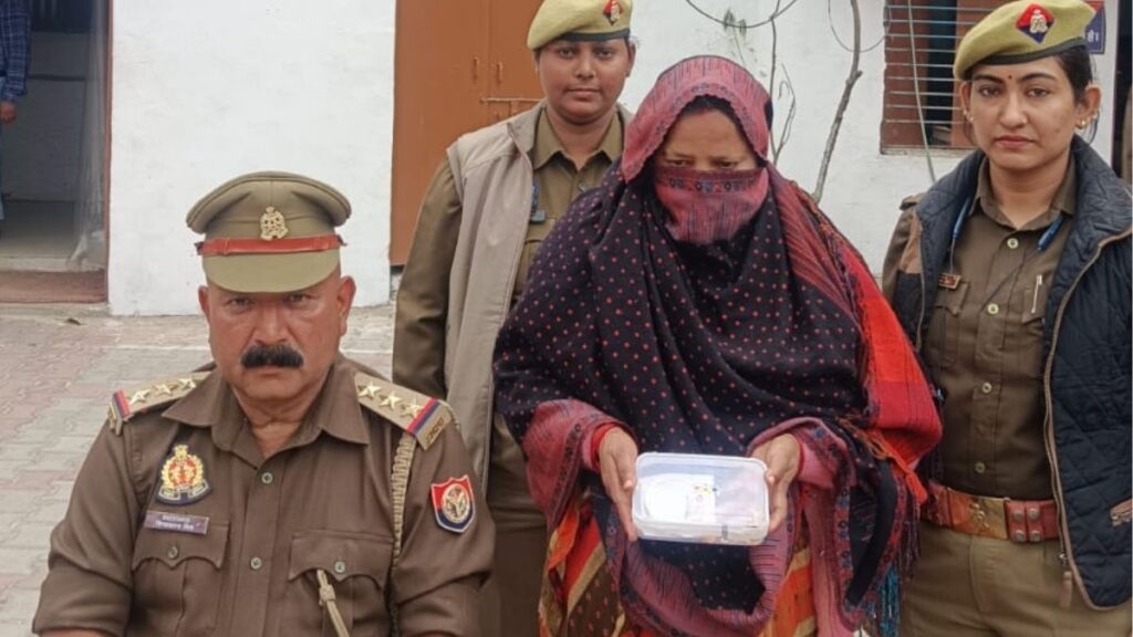 पाण्डेयपुर के ज्वैलर की दुकान से गहने चोरी करने वाली महिला गिरफ्तार