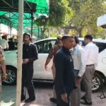 आगरा के दीवानी न्यायालय परिसर में बम निरोधक दस्ता और पुलिस बल सुरक्षा जांच करते हुए।