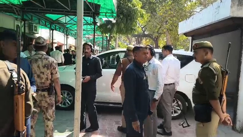 आगरा के दीवानी न्यायालय परिसर में बम निरोधक दस्ता और पुलिस बल सुरक्षा जांच करते हुए।