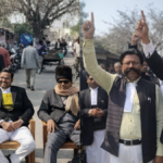 बस्ती में अधिवक्ता सुरक्षा अधिनियम लागू करने की मांग को लेकर प्रदर्शन करते वकील और सड़क पर लगा जाम।