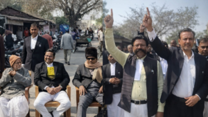 बस्ती में अधिवक्ता सुरक्षा अधिनियम लागू करने की मांग को लेकर प्रदर्शन करते वकील और सड़क पर लगा जाम।