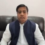 बलिया में बीजेपी के पूर्व विधायक संजय यादव, समाजवादी पार्टी प्रमुख अखिलेश यादव पर हमला बोलते हुए।
