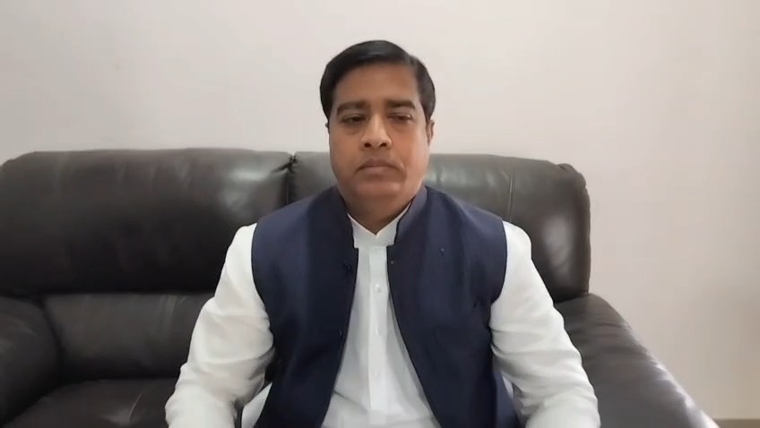 बलिया में बीजेपी के पूर्व विधायक संजय यादव, समाजवादी पार्टी प्रमुख अखिलेश यादव पर हमला बोलते हुए।