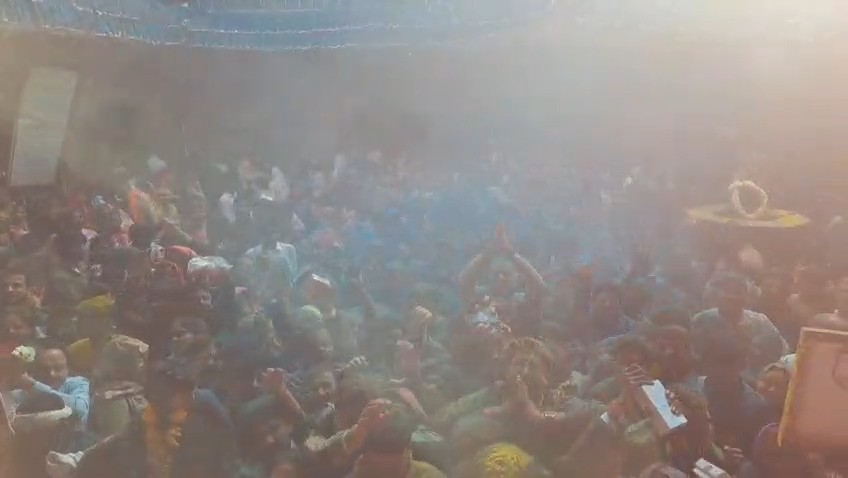 ब्रज के राधाबल्लभ मंदिर में फुलैरा दौज पर ठाकुरजी और भक्तों द्वारा खेली जा रही गुलाल की होली।