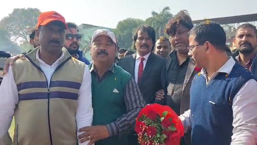 गाजीपुर में अंतर्राष्ट्रीय हॉकी खिलाड़ी धनराज पिल्लई राज्य स्तरीय महिला हॉकी प्रतियोगिता का उद्घाटन करते हुए।