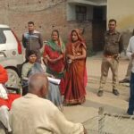 गाजीपुर में मतदाता पुनरीक्षण अभियान के दौरान लोगों से संवाद करतीं राज्यसभा सांसद डॉ. संगीता बलवंत।