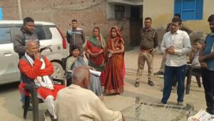 गाजीपुर में मतदाता पुनरीक्षण अभियान के दौरान लोगों से संवाद करतीं राज्यसभा सांसद डॉ. संगीता बलवंत।