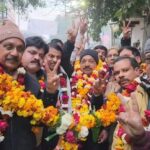 एटा बार एसोसिएशन चुनाव जीतने के बाद अध्यक्ष संतोष वर्मा और महासचिव राजीव शर्मा समर्थकों के साथ जश्न मनाते हुए