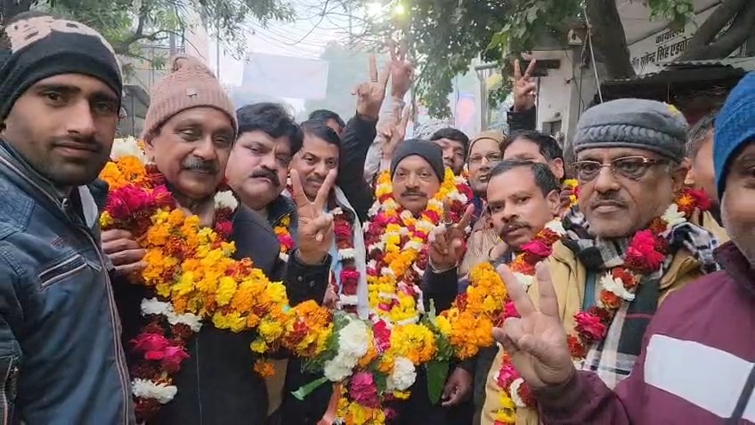 एटा बार एसोसिएशन चुनाव जीतने के बाद अध्यक्ष संतोष वर्मा और महासचिव राजीव शर्मा समर्थकों के साथ जश्न मनाते हुए