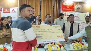 फतेहपुर में मुख्यमंत्री युवा उद्यमी क्रेडिट कैम्प में ऋण चेक प्राप्त करते लाभार्थी और अधिकारी