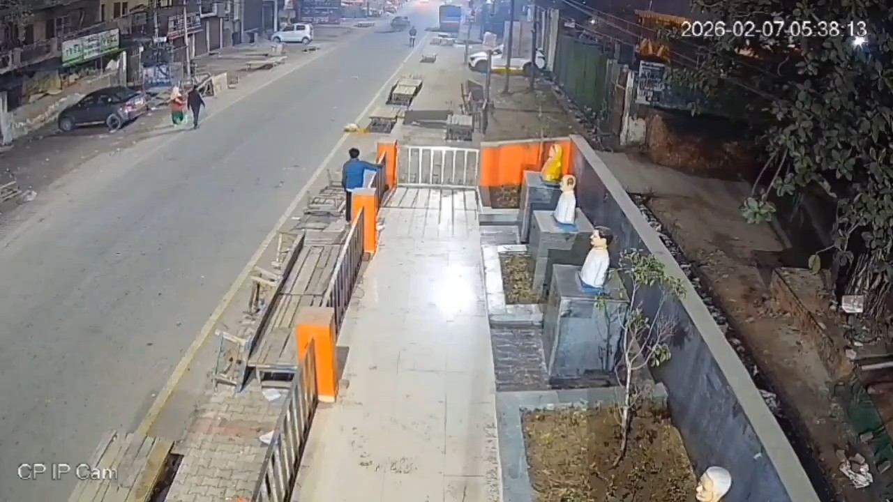 गाजियाबाद में डिप्टी सीएम बृजेश पाठक द्वारा उद्घाटित महापुरुषों की मूर्ति स्थल से दिनदहाड़े चोरी हुए गेट की घटना।