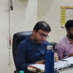 गाजीपुर में बिजली विभाग के अधिकारी बिजली बिल वसूली अभियान में जुटे हैं, जो घर-घर जाकर उपभोक्ताओं से संपर्क कर रहे हैं।