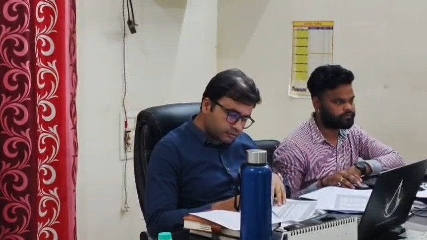 गाजीपुर में बिजली विभाग के अधिकारी बिजली बिल वसूली अभियान में जुटे हैं, जो घर-घर जाकर उपभोक्ताओं से संपर्क कर रहे हैं।