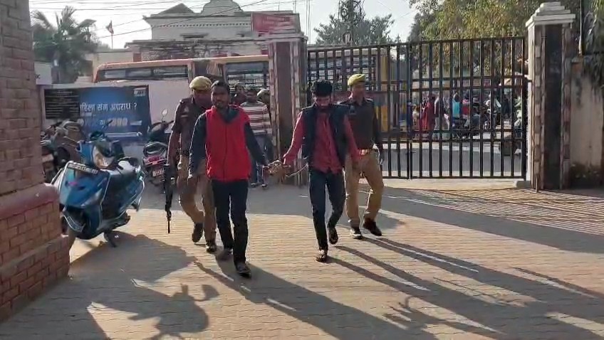 गाजीपुर पुलिस ने 50 हजार के इनामी हत्यारोपी विशाल यादव और उसके दो साथियों को किया गिरफ्तार, बरामद हथियार।